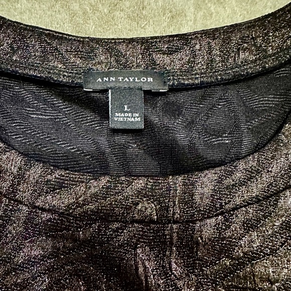 Ann Taylor Women’s Black and Gold Short Sleeve Shirt Size L - Picture 3 of 3
